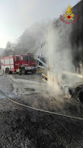 Incendio autoarticolato Montella 001-2