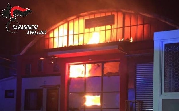 Pietradefusi: fiamme in un’azienda, danni a tre strutture