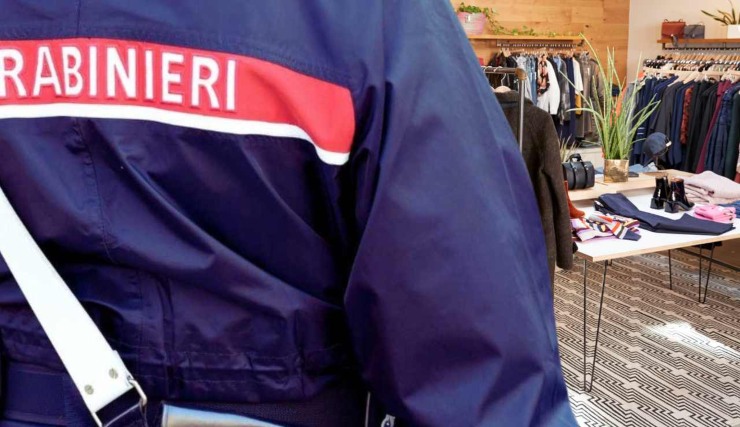 Carabinieri in negozio di abbigliamento 