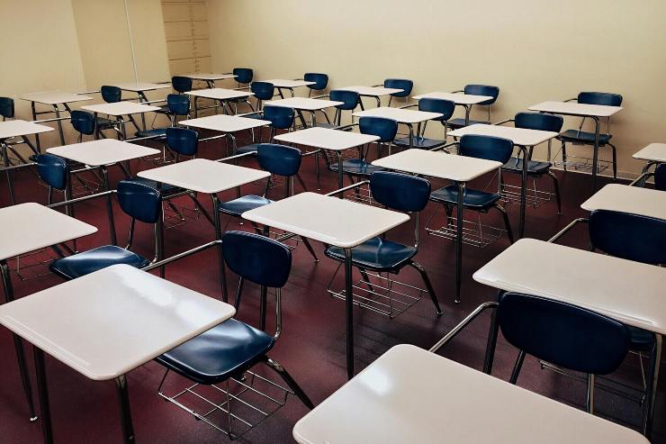 aula scolastica con banchi e sedie
