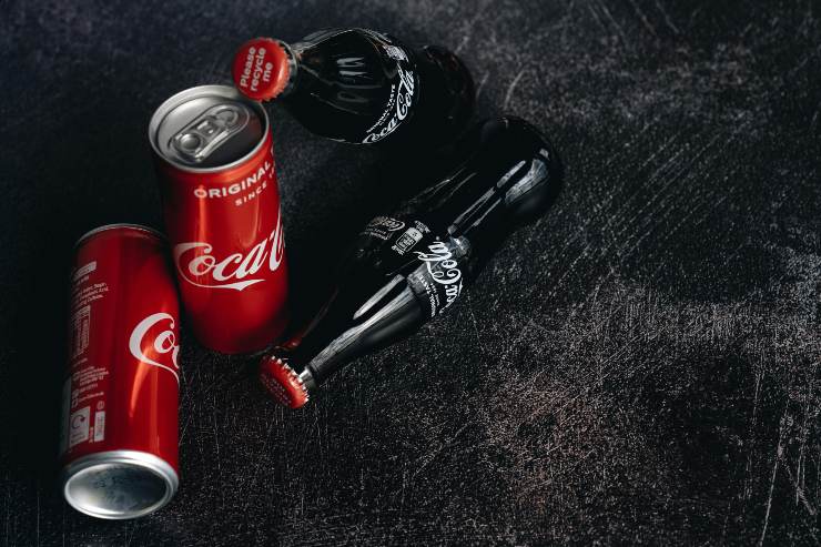 lattine e bottiglie di cocacola