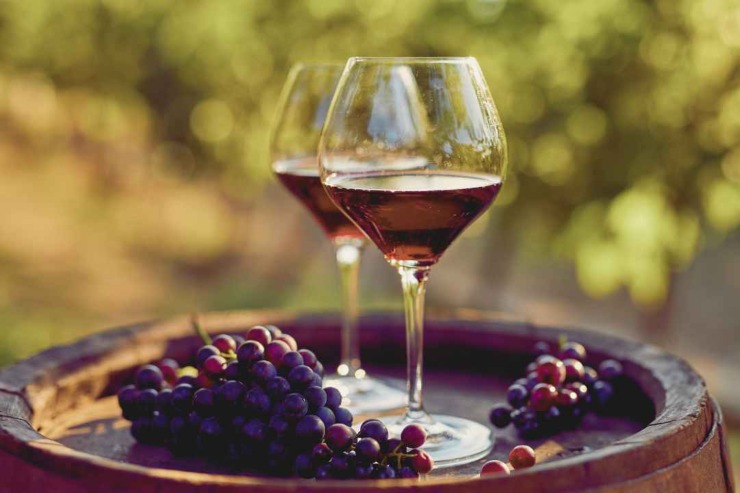 Bicchieri di vino sulla botte