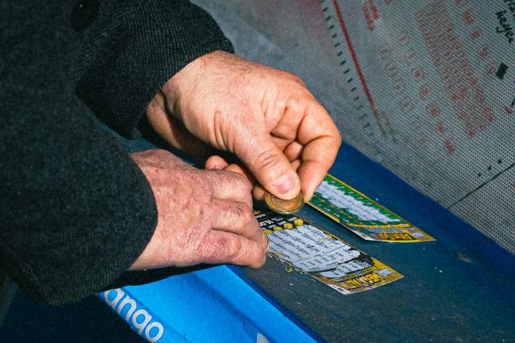 mani che grattano biglietti lotteria
