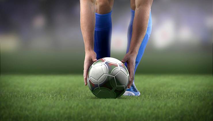 giocatore che sistema un pallone