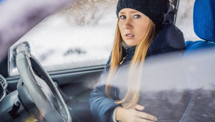 donna in auto con cappello