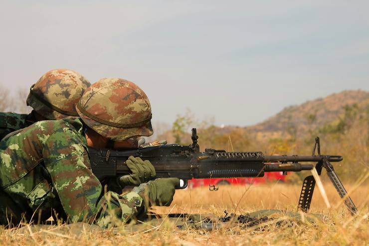 militari con fucile