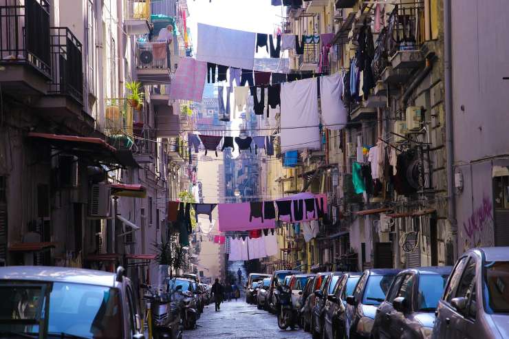 vicolo di napoli con panni stesi