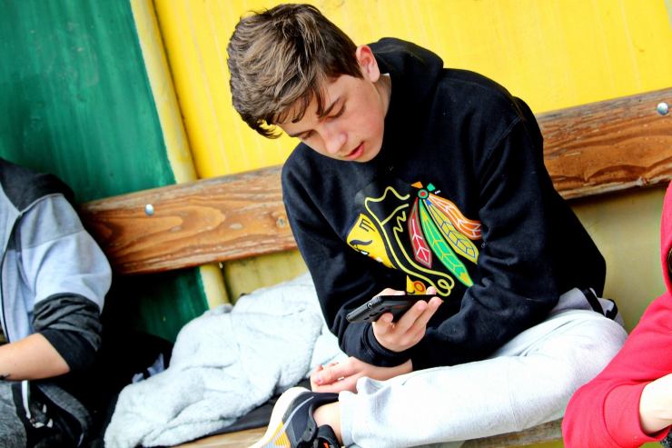 ragazzo che usa smartphone