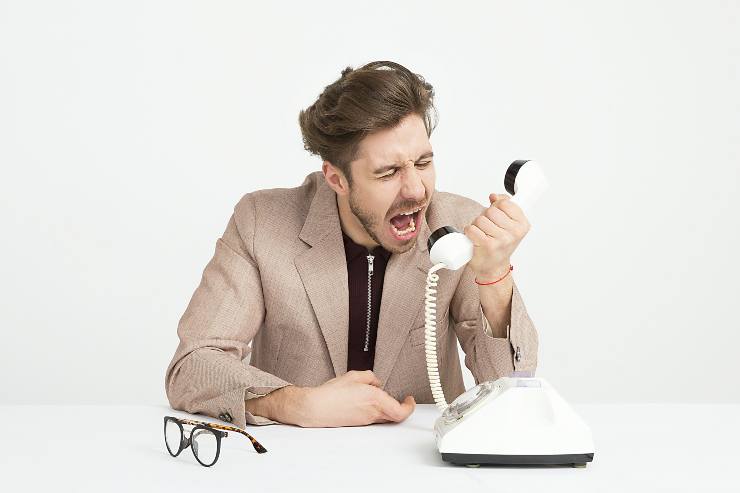 ragazzo che urla al telefono
