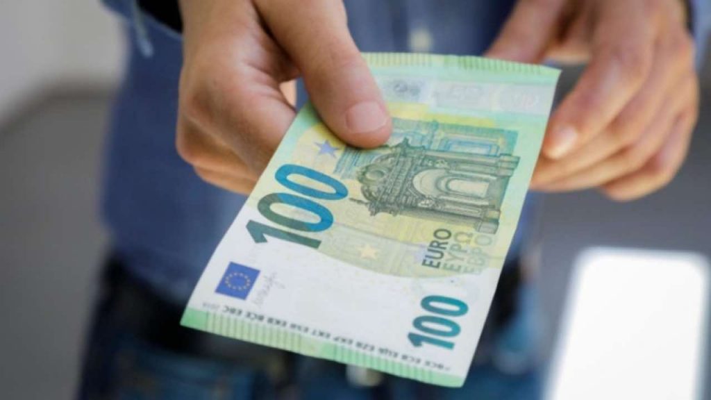 “Da ottobre vi daremo una busta con 100€ dentro” | RIVOLUZIONE STIPENDI: italiani finalmente gratificati