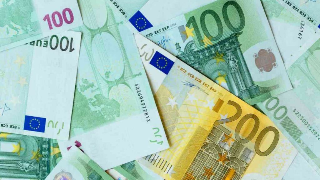“Vi diamo 10.000€ immediatamente” | Il Governo cerca lavoratori vecchio stampo: non serve né pc né telefono