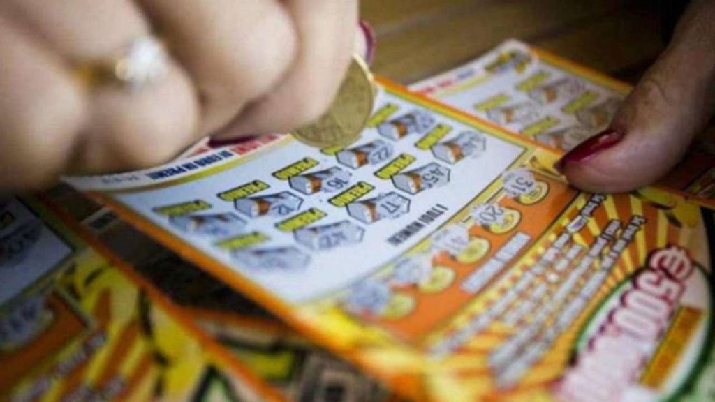 Tabacchi: da oggi sono vietati i Gratta e Vinci di ogni importo e dimensione | Se ti beccano vai in galera