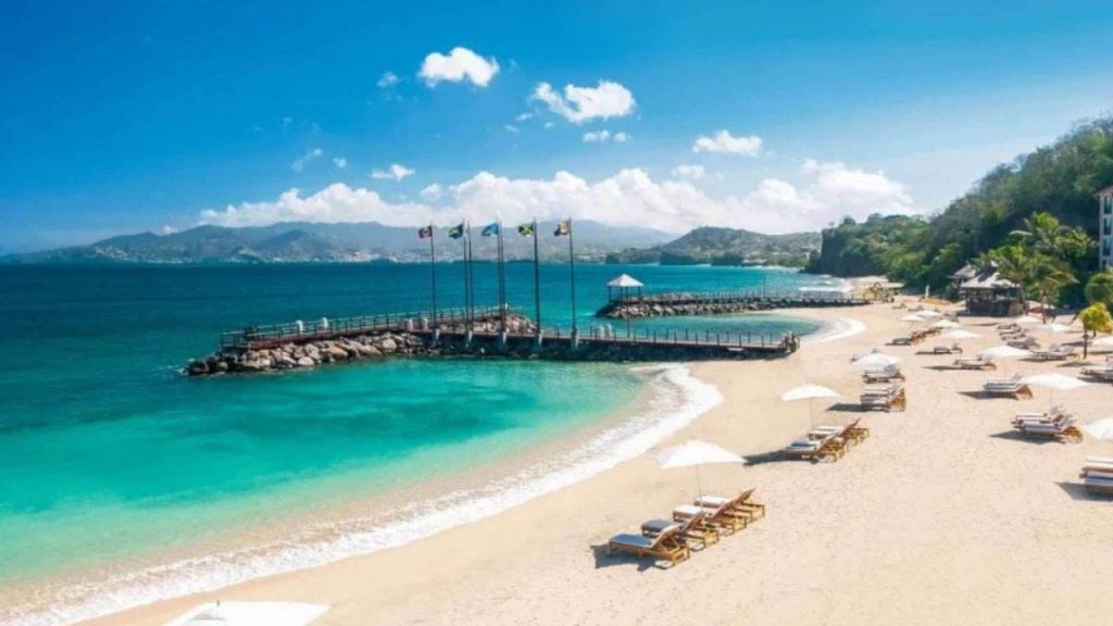 Non sono un fesso: ho prenotato le ferie a settembre | Con 70€ vado e torno da questo paradiso terrestre