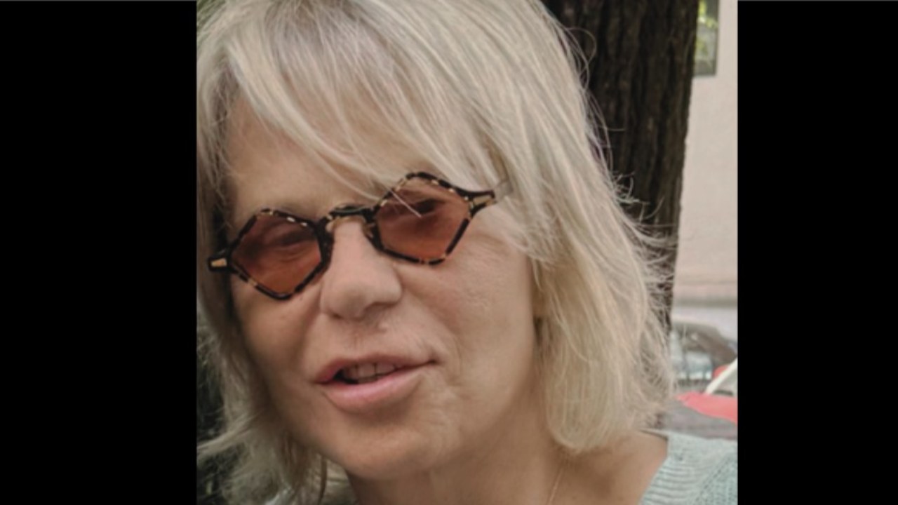 Maria De Filippi è irriconoscibile: si ferma a salutare un fan ma le scattano una foto | Senza trucco non sembra lei