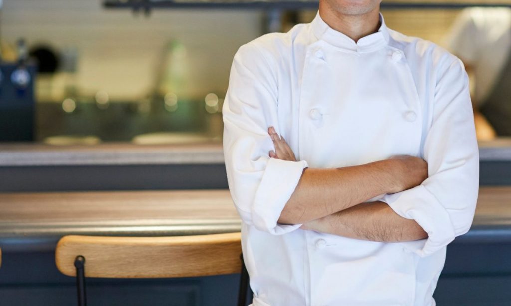 È lo chef più famoso della tv: ecco a quanto assume