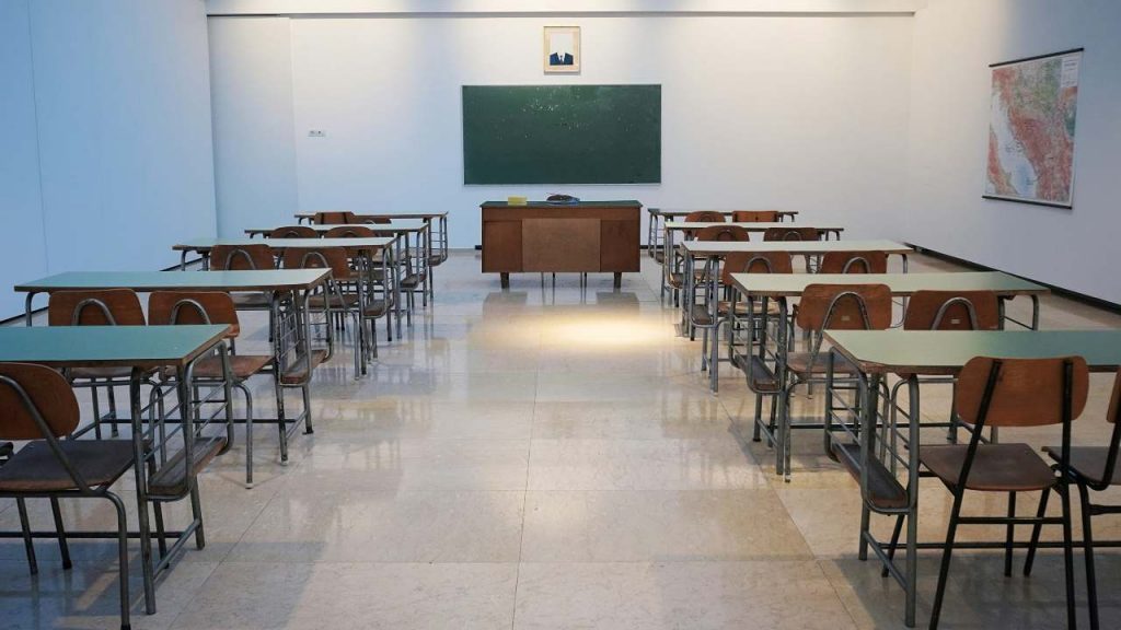 aula con banchi e lavagna
