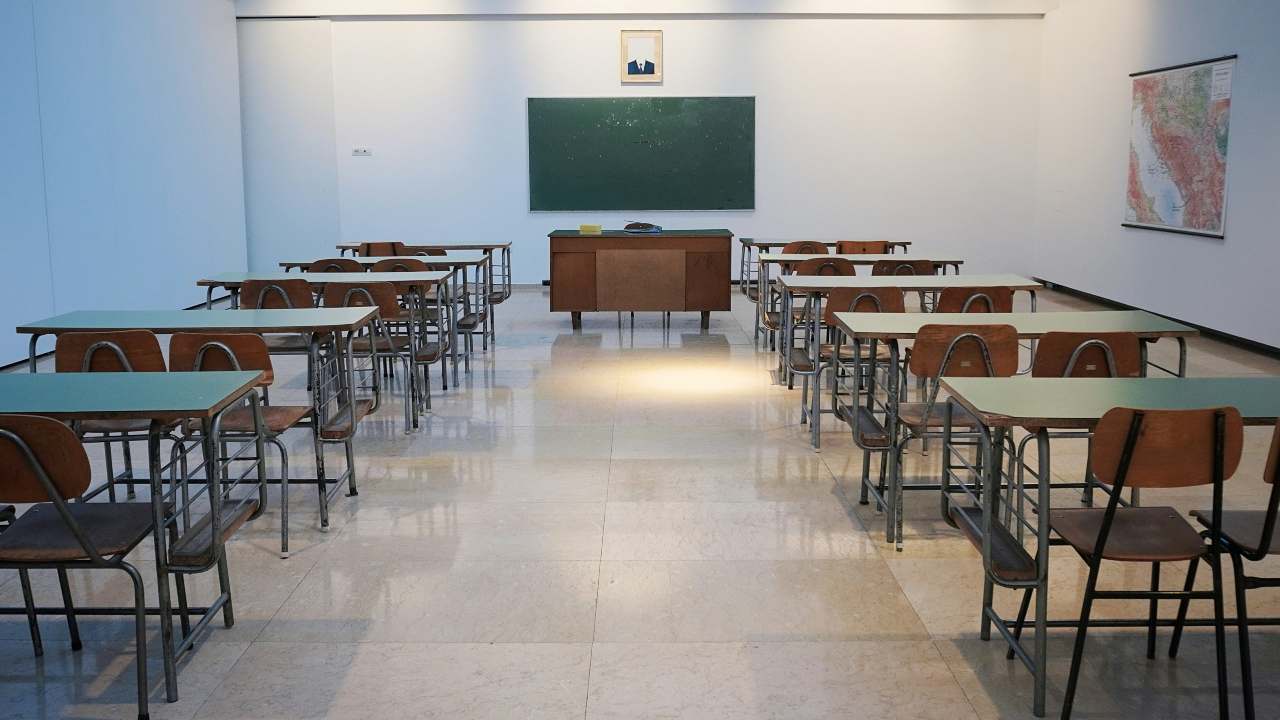 aula con banchi e lavagna