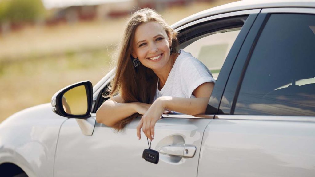 donna in auto che sorride