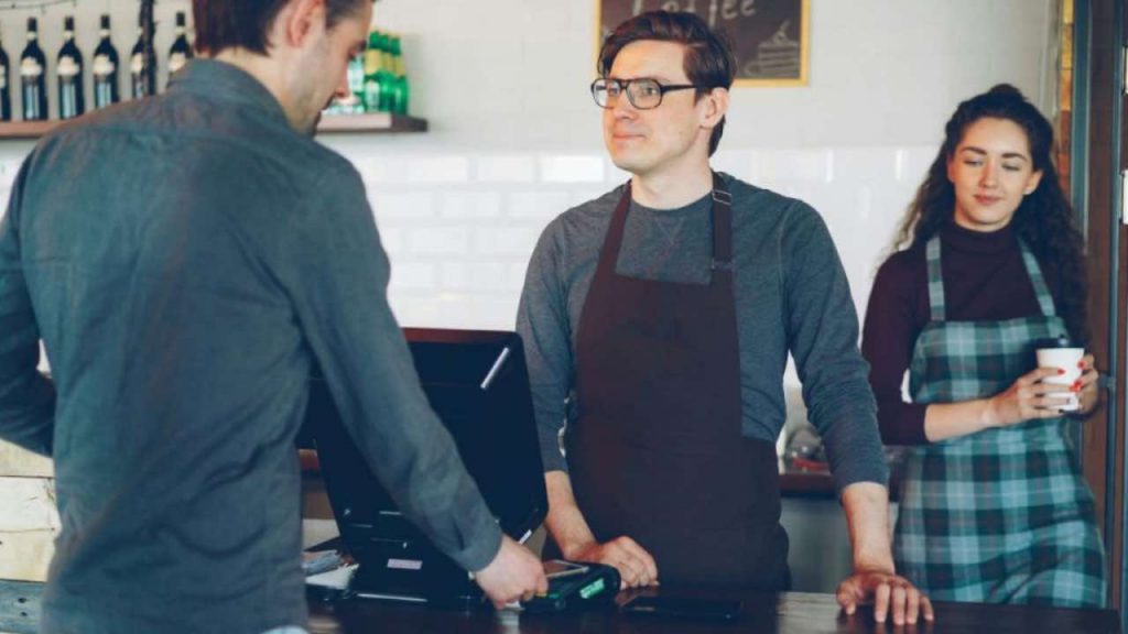 “Queste banconote non le accettiamo più” | Va alla cassa coi contanti e rimane fregato: costretto a lavare i piatti