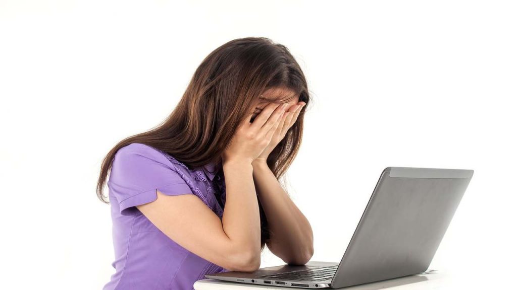 Donna preoccupata al pc (Pixabay)-irpiniapost.it
