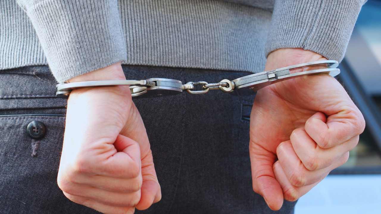 Giovane arrestato (Canva) IrpiniaPost.it