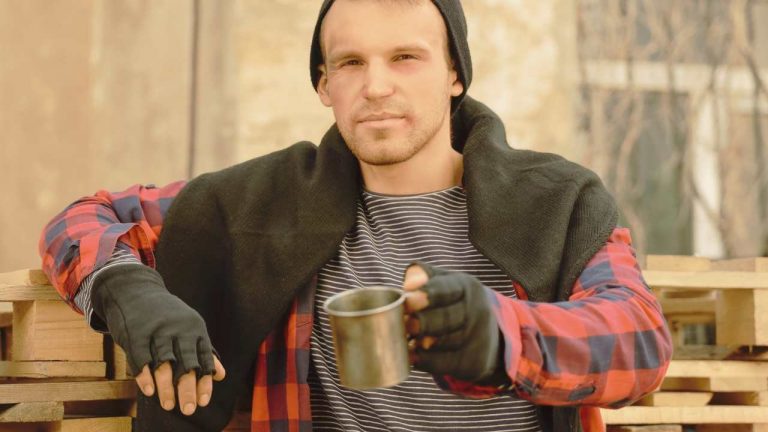 Giovane clochard (canva) IrpiniaPost.it