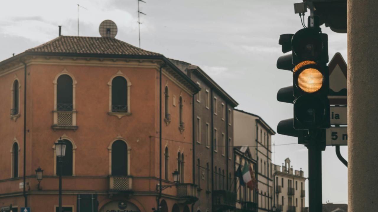 Semaforo giallo (Pexels)-irpiniapost.it