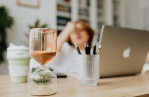 scrivania con clessidra