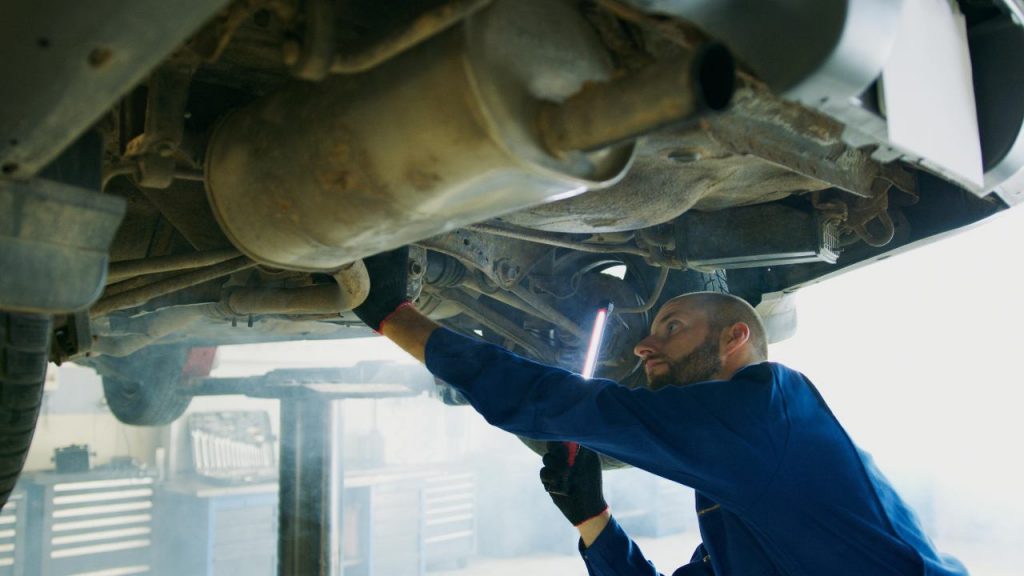 meccanico che controlla auto