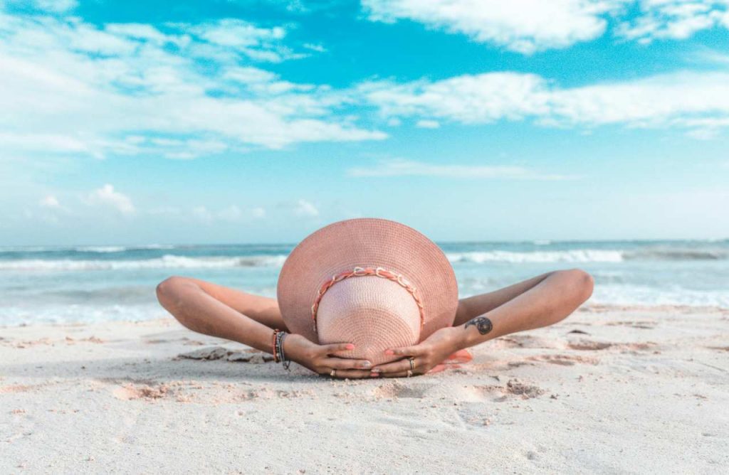 donna distesa sulla sabbia