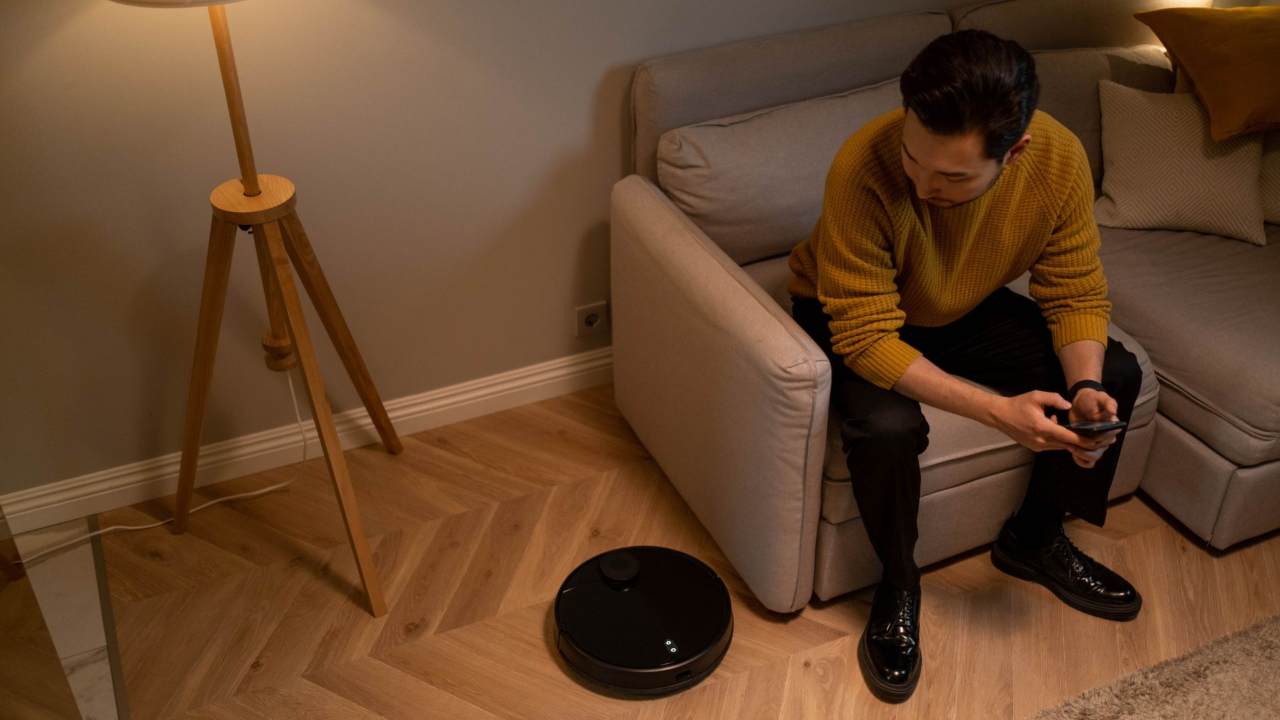 uomo seduto in poltrona