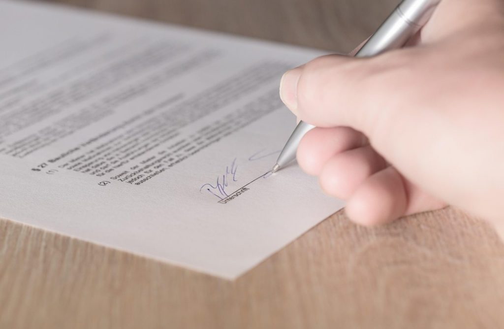 firma su contratto
