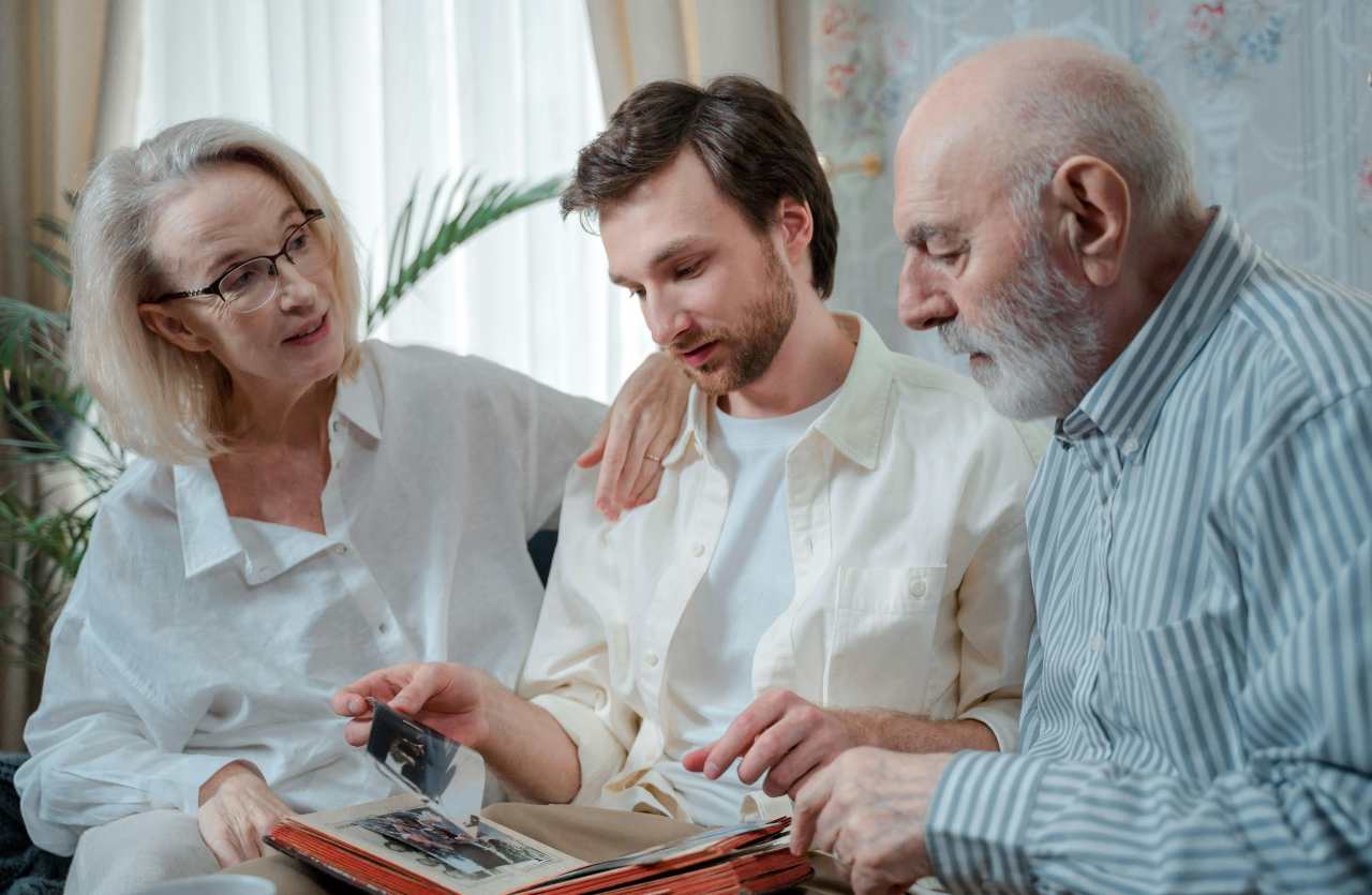 coppia adulta con ragazzo che guardano un libro