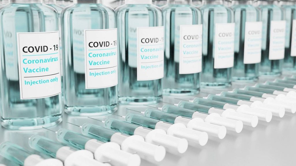 vaccini covid in fila