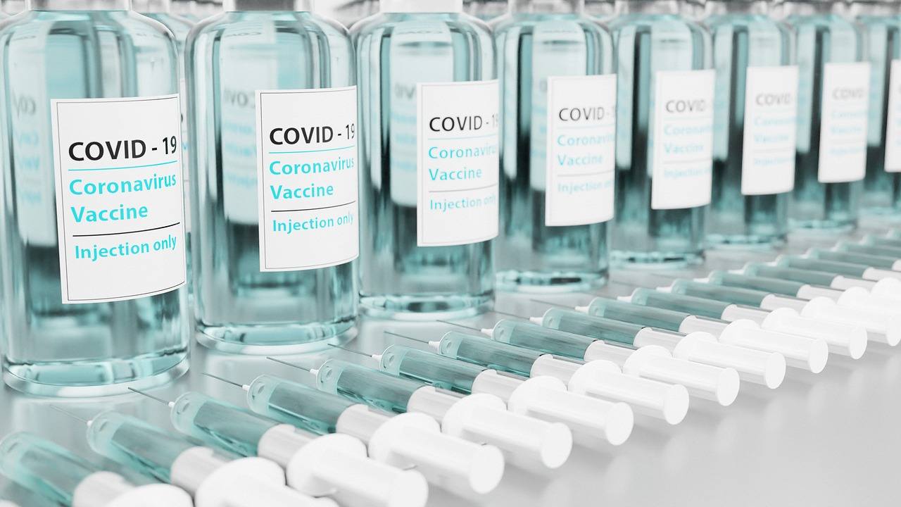 vaccini covid in fila