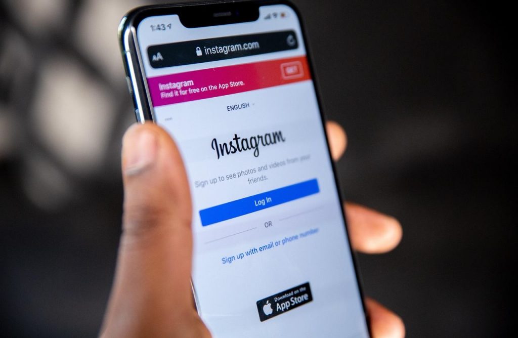 smartphone con login instagram
