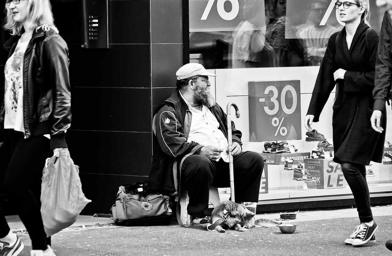 senzatetto che chiede elemosina