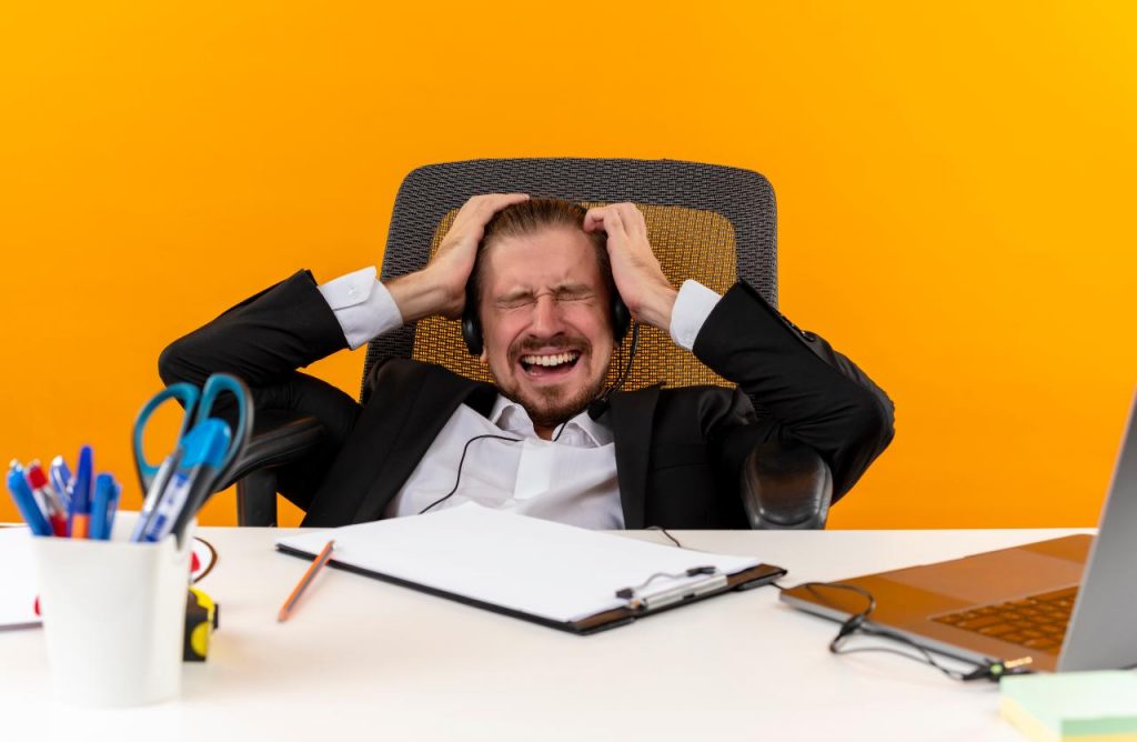 lavoratore alla scrivania disperato