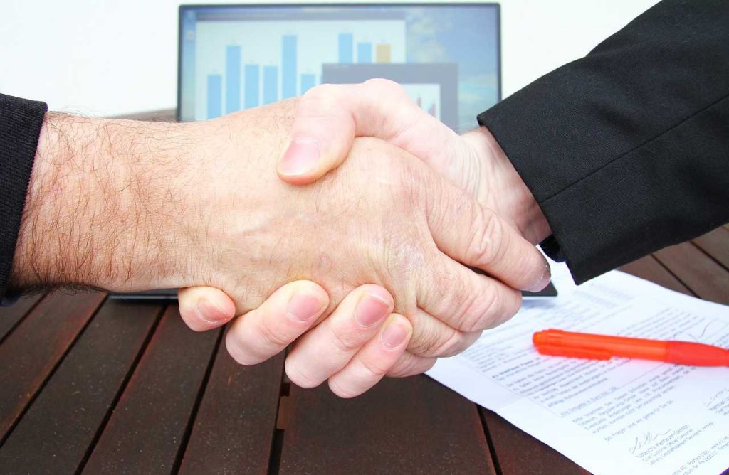 mani che si stringono per accordo