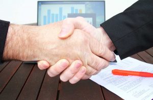 mani che si stringono per accordo
