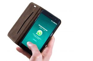 mano che regge telefono