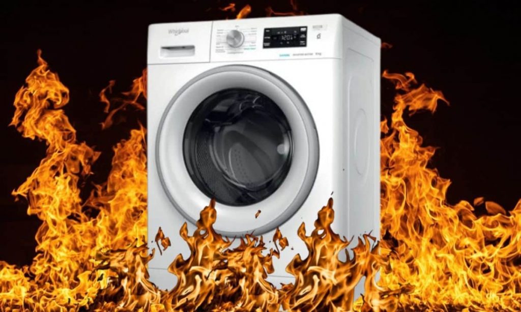Mette dei pantaloni in lavatrice e scatta un incendio: cosa sapere