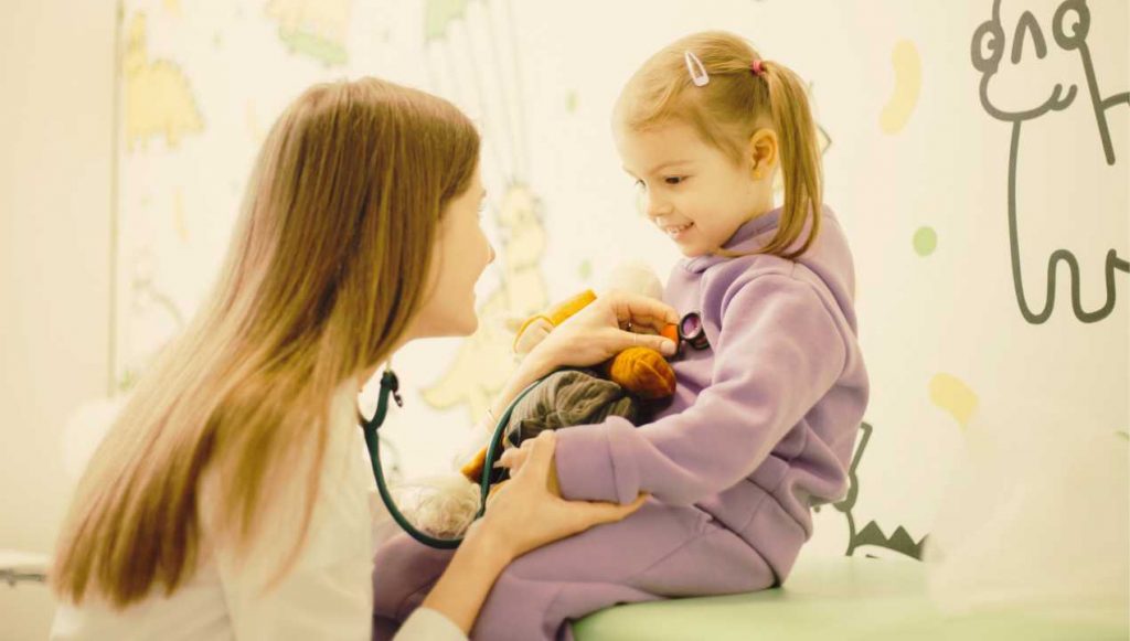 Pediatra visita una bambina: oncologici