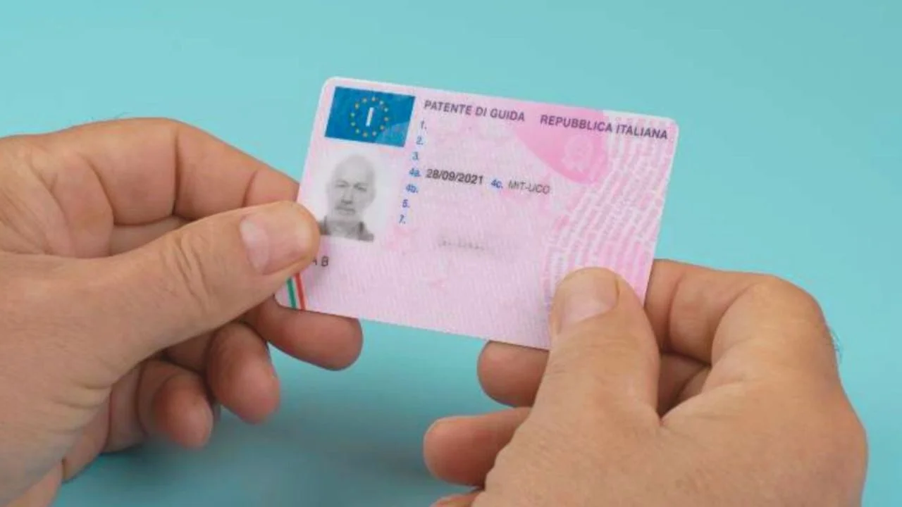 “Non hai la patente cartacea? Non fa niente” | Lo sai che in Italia puoi guidare senza? è perfettamente legale